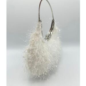 Pochette de soirée à texture cheveux d’ange et anse circulaire fermoir à clip