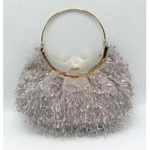 Pochette de soirée à texture cheveux d’ange et anse circulaire fermoir à clip