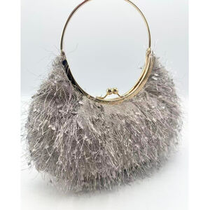 Pochette de soirée à texture cheveux d’ange et anse circulaire fermoir à clip