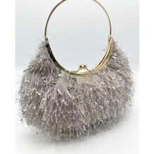 Pochette de soirée à texture cheveux d’ange et anse circulaire fermoir à clip