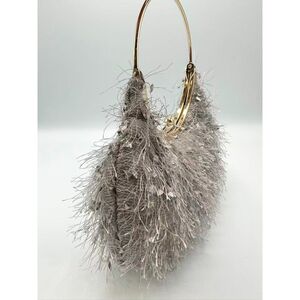 Pochette de soirée à texture cheveux d’ange et anse circulaire fermoir à clip