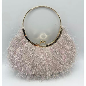 Pochette de soirée à texture cheveux d’ange et anse circulaire fermoir à clip