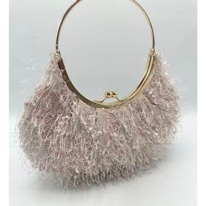 Pochette de soirée à texture cheveux d’ange et anse circulaire fermoir à clip