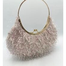 Pochette de soirée à texture cheveux d’ange et anse circulaire fermoir à clip