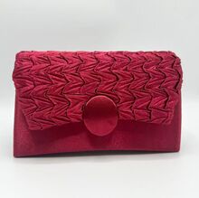 Pochette soirée à effet satiné avec rabat plissé fermeture aimantée