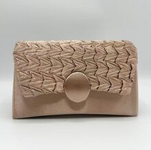 Pochette soirée à effet satiné avec rabat plissé fermeture aimantée