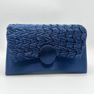 Pochette soirée à effet satiné avec rabat plissé fermeture aimantée