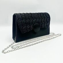 Pochette soirée à effet satiné avec rabat plissé fermeture aimantée