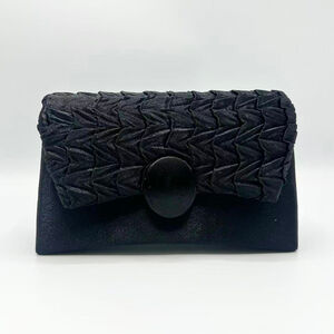 Pochette soirée à effet satiné avec rabat plissé fermeture aimantée