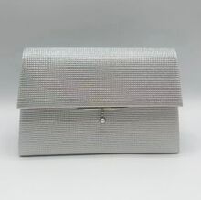 Pochette de soirée en relief carrelé à rabat avec petite perle décorative