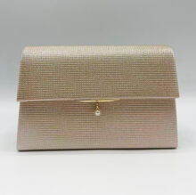 Pochette de soirée en relief carrelé à rabat avec petite perle décorative