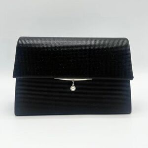 Pochette de soirée en relief carrelé à rabat avec petite perle décorative