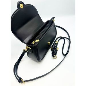 Sac à main zippé avec rabat aimanté à anse courte et bandoulière amovible