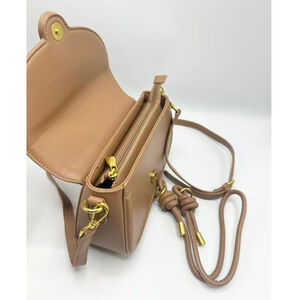 Sac à main zippé avec rabat aimanté à anse courte et bandoulière amovible