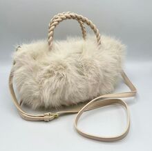 Sac à main chic en fausse fourrure à anses tressées et bandoulière amovible