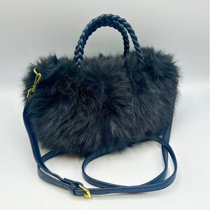 Sac à main chic en fausse fourrure à anses tressées et bandoulière amovible
