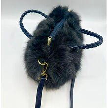 Sac à main chic en fausse fourrure à anses tressées et bandoulière amovible