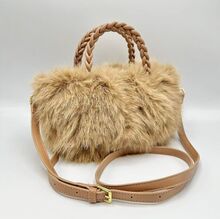Sac à main chic en fausse fourrure à anses tressées et bandoulière amovible