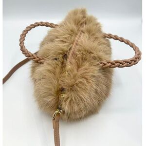 Sac à main chic en fausse fourrure à anses tressées et bandoulière amovible