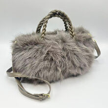 Sac à main chic en fausse fourrure à anses tressées et bandoulière amovible