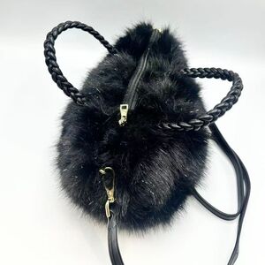 Sac à main chic en fausse fourrure à anses tressées et bandoulière amovible