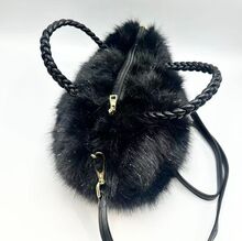 Sac à main chic en fausse fourrure à anses tressées et bandoulière amovible