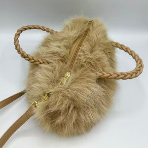 Sac à main chic en fausse fourrure à anses tressées et bandoulière amovible