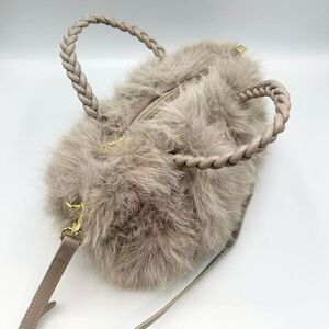 Sac à main chic en fausse fourrure à anses tressées et bandoulière amovible