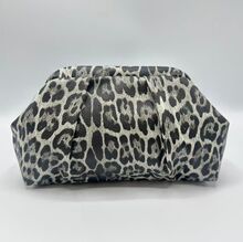 Pochette à imprimé animalier en léopard avec chaînette amovible