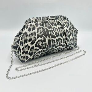 Pochette à imprimé animalier en léopard avec chaînette amovible