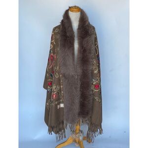 Poncho écharpe luxe franges brodée avec col en fausse fourrure