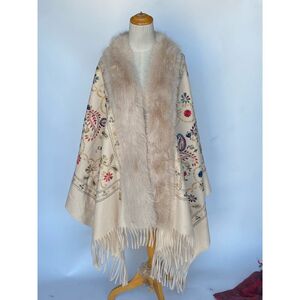 Poncho écharpe luxe franges brodée avec col en fausse fourrure