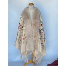 Poncho écharpe luxe franges brodée avec col en fausse fourrure