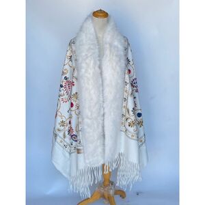 Poncho écharpe luxe franges brodée avec col en fausse fourrure