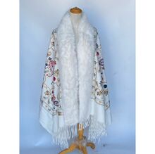 Poncho écharpe luxe franges brodée avec col en fausse fourrure