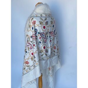 Poncho écharpe luxe franges brodée avec col en fausse fourrure