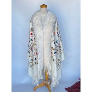 Poncho écharpe luxe franges brodée avec col en fausse fourrure