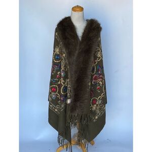 Poncho écharpe luxe franges brodée avec col en fausse fourrure