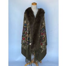 Poncho écharpe luxe franges brodée avec col en fausse fourrure