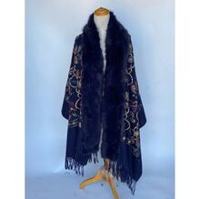Poncho écharpe luxe franges brodée avec col en fausse fourrure