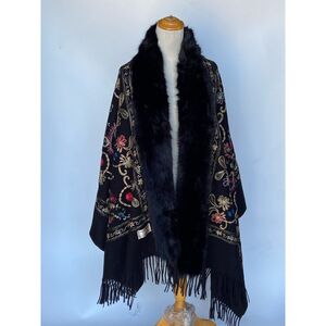 Poncho écharpe luxe franges brodée avec col en fausse fourrure