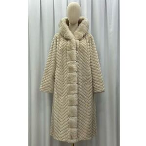 Manteau long de luxe en fausse fourrure chevron avec capuche