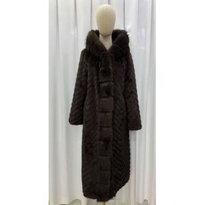 Manteau long de luxe en fausse fourrure chevron avec capuche