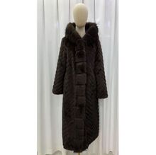 Manteau long de luxe en fausse fourrure chevron avec capuche