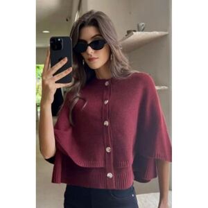 Cape en maille confortable et chic avec boutons sur le devant