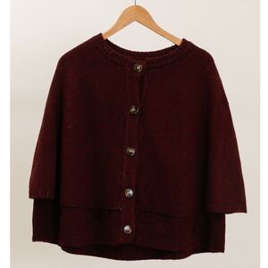 Cape en maille confortable et chic avec boutons sur le devant