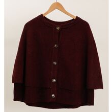 Cape en maille confortable et chic avec boutons sur le devant