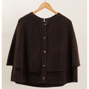 Cape en maille confortable et chic avec boutons sur le devant