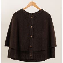 Cape en maille confortable et chic avec boutons sur le devant