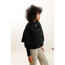 Cape en maille confortable et chic avec boutons sur le devant